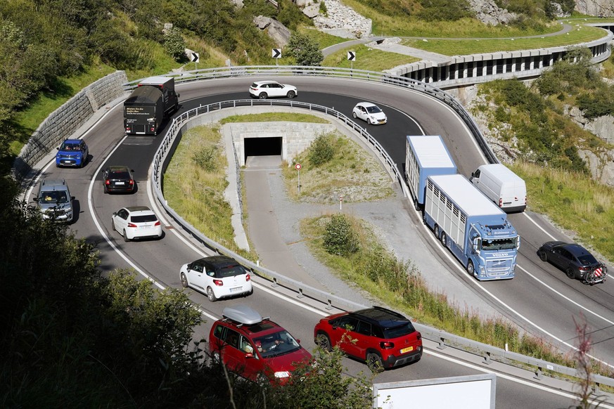 Foto Manuel Geisser 11.09.2023 Schweiz,Kanton Uri. Gotthardtunnel gesperrt. Bild : Autos fahren auf der Kantonsstrasse ins Tessin *** Photo Manuel Geisser 11 09 2023 Switzerland,Canton Uri Gotthard tu ...