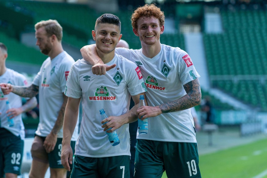 SV Werder Bremen vs 1.FC Koeln 27.06.2020 Nach dem Spiel gegen den 1. FC Koeln jubelten die Spieler zum erreichen der Relegationsspiele, Yuya Osako Werder Bremen 08 Milot Rashica Werder Bremen 07 nphg ...