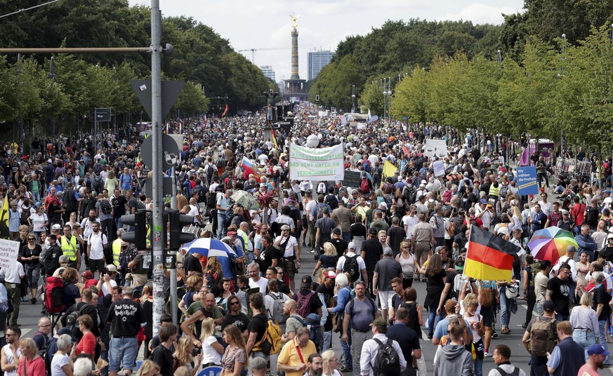 Demonstranten protestieren in Berlin gegen die Corona-Maßnahmen.