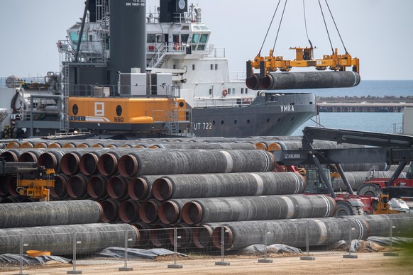 Im Juni 2021 wurden noch Rohre für die Ostsee-Gaspipeline Nord Stream 2 auf dem Gelände eines deutschen Hafens auf ein Schiff verladen.