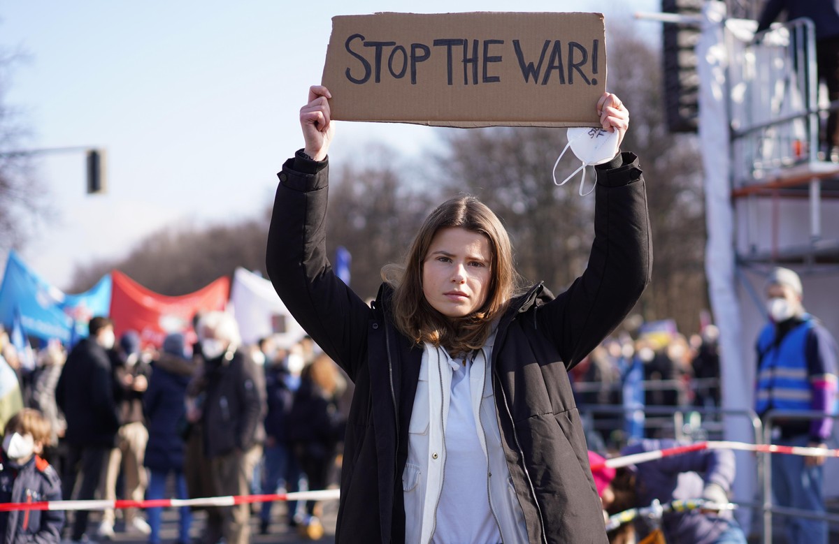 Klimaaktivistin Luisa Neubauer hält ein Schild "Stop the war!" vor einer Demonstration unter dem Motto "Stoppt den Krieg! Frieden für die Ukraine und ganz Europa" gegen den russisc ...