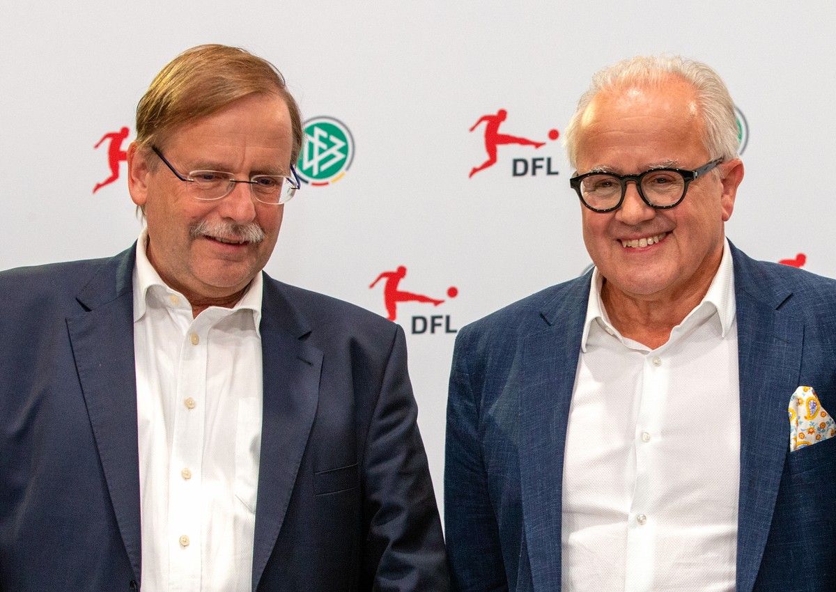 ARCHIV - 21.08.2019, Berlin: Fu�ball: Bundesliga, Generalversammlung der Deutschen Fu�ball Liga im Maritim Hotel Berlin, mit Wahlen f�r das DFL-Pr�sidium. DFB-Vizepr�sident Rainer Koch (l) und DFB-Pr� ...
