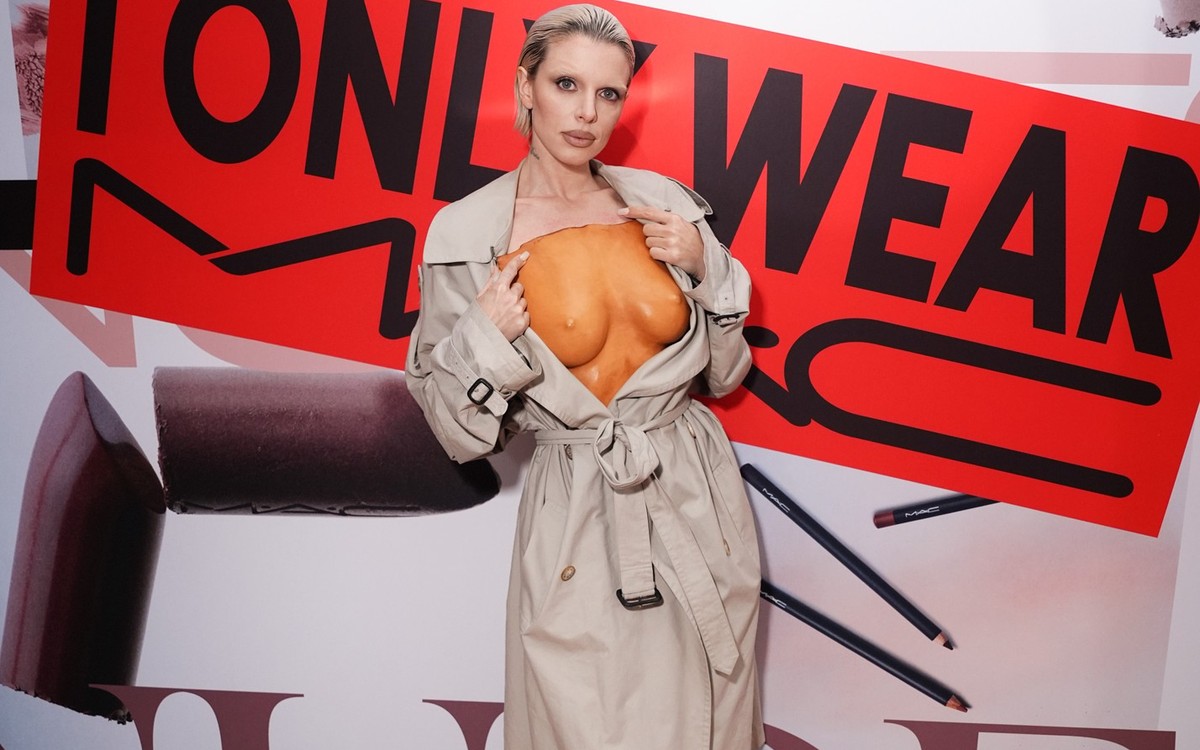 NEW YORK, NEW YORK - FEBRUARY 06: (EDITOR&#039;S NOTE: Image contains nudity.) (L-R) Julia Fox attends I Only Wear MAC Event at MAC Soho on February 06, 2025 in New York City. (Photo by Sean Zanni/Get ...