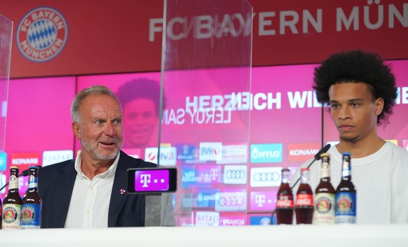 FC Bayern München: Vorstellung von Leroy Sané, Karl-Heinz Rummenigge mit dem Neuzugang von Manchester City.