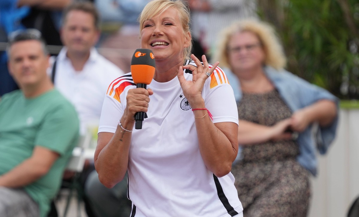 ZDF - Fernsehgarten. Moderatorin Andrea Kiwi Kiewel in der Unterhaltungsshow ZDF Fernsehgarten am 16.06.2024 in Mainz. Mainz ZDF - Fernsehgarten Rheinland-Pfalz *** ZDF Fernsehgarten presenter Andrea ...