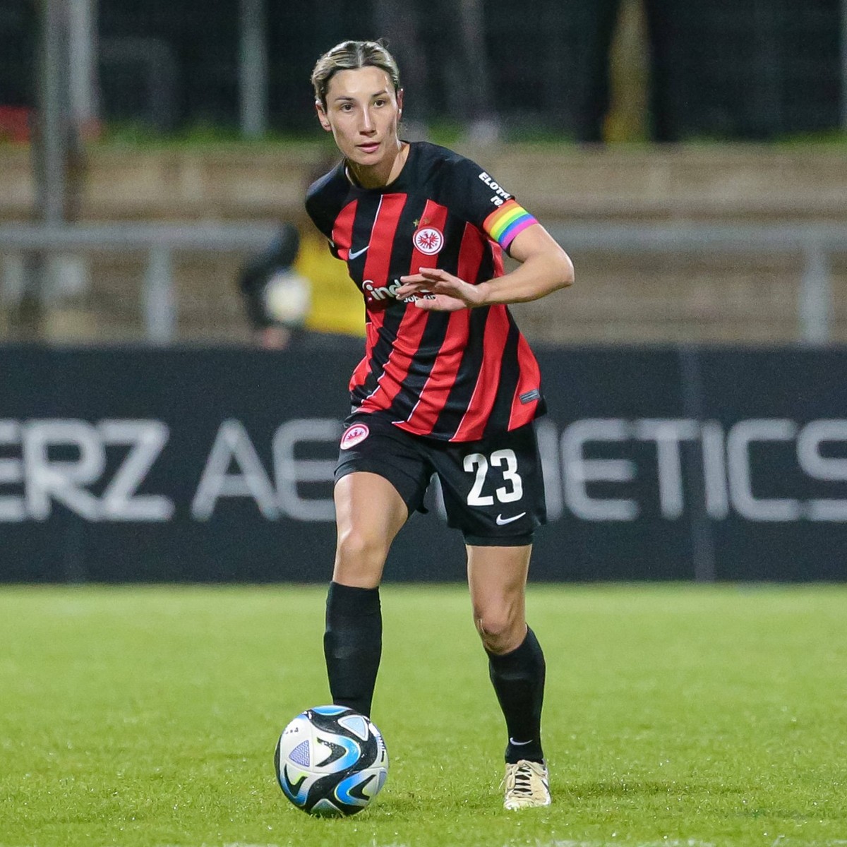 v.li.: Sara Doorsoun Eintracht Frankfurt, 23 am Ball, Freisteller, Einzelbild, Ganzkörper, Aktion, Action, Spielszene, DIE DFB-RICHTLINIEN UNTERSAGEN JEGLICHE NUTZUNG VON FOTOS ALS SEQUENZBILDER UND/O ...