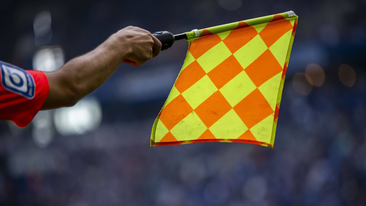 Die Abseitsregel im Fußball Wann der Schiri die Fahne hebt und wann nicht