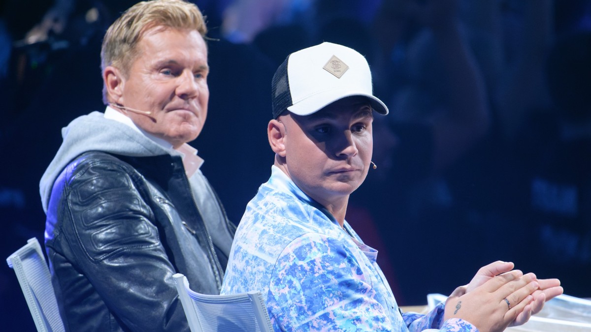 08.04.2023, Nordrhein-Westfalen, Köln: Die Juroren Dieter Bohlen (l) und Pietro Lombardi sitzen beim Halbfinale der Castingshow «Deutschland sucht den Superstar» auf der Bühne. Foto: Henning Kaiser/dp ...
