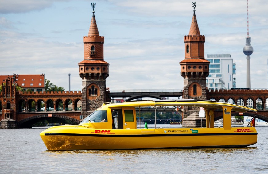 Mit einem Solarschiff transportiert die Deutsche Post DHL Pakete jetzt CO2-neutral zwischen Berlin-Spandau und dem Westhafen.