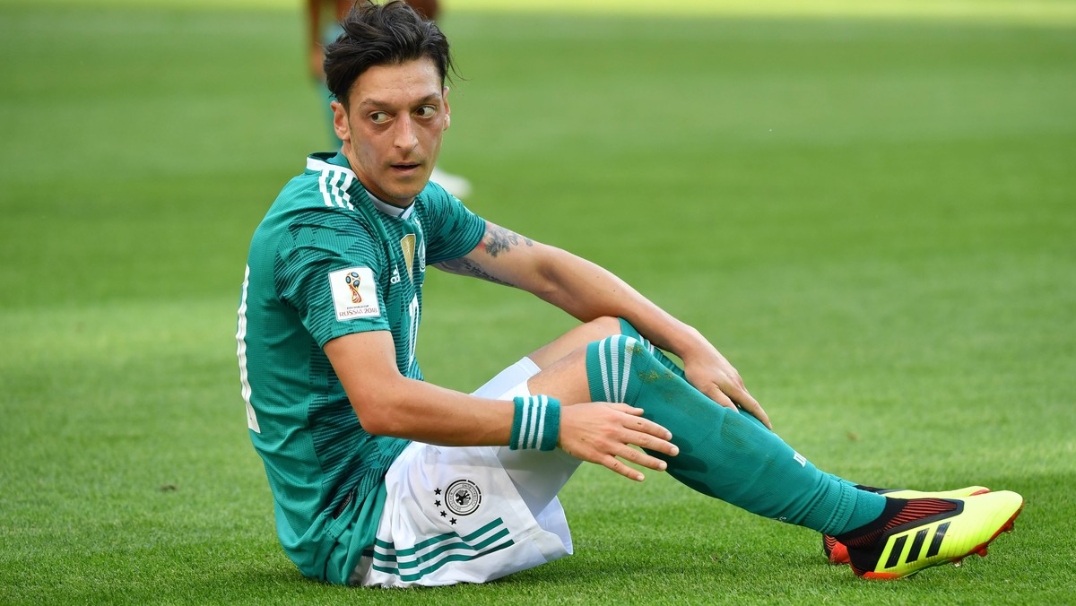 Mesut OEZIL (GER),sitzt auf dem Rasen, Aktion,Einzelaktion,Einzelbild, Freisteller,Ganzkoerperaufnahme,ganze Figur. Suedkorea (KOR) - Deutschland (GER) 2-0, Vorrunde, Gruppe F, Spiel 43, am 27.06.2018 ...