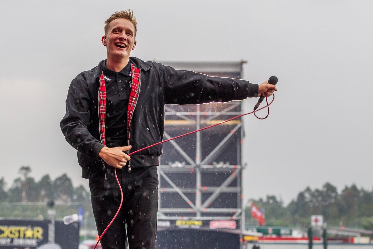 Die Band - Kraftklub - steht am 22. August 2015 im Rahmen des Festival Rock n Heim auf dem Hockenheimring in Hockenheim auf der B�hne. Konzert - Kraftklub bei Rock n Heim 2015
the Tie Motor club is ...