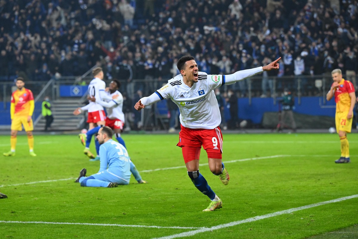 Jubel nach Tor zum 2:2 Ausgleich. bei Torschuetze Robert Glatzel (HSV). Enttaeuschung beim KSC. GES/ Fussball/ DFB-Pokal: Viertelfinale: Hamburger SC - Karlsruher SC, 02.03.2022 Football / Soccer: DFB ...
