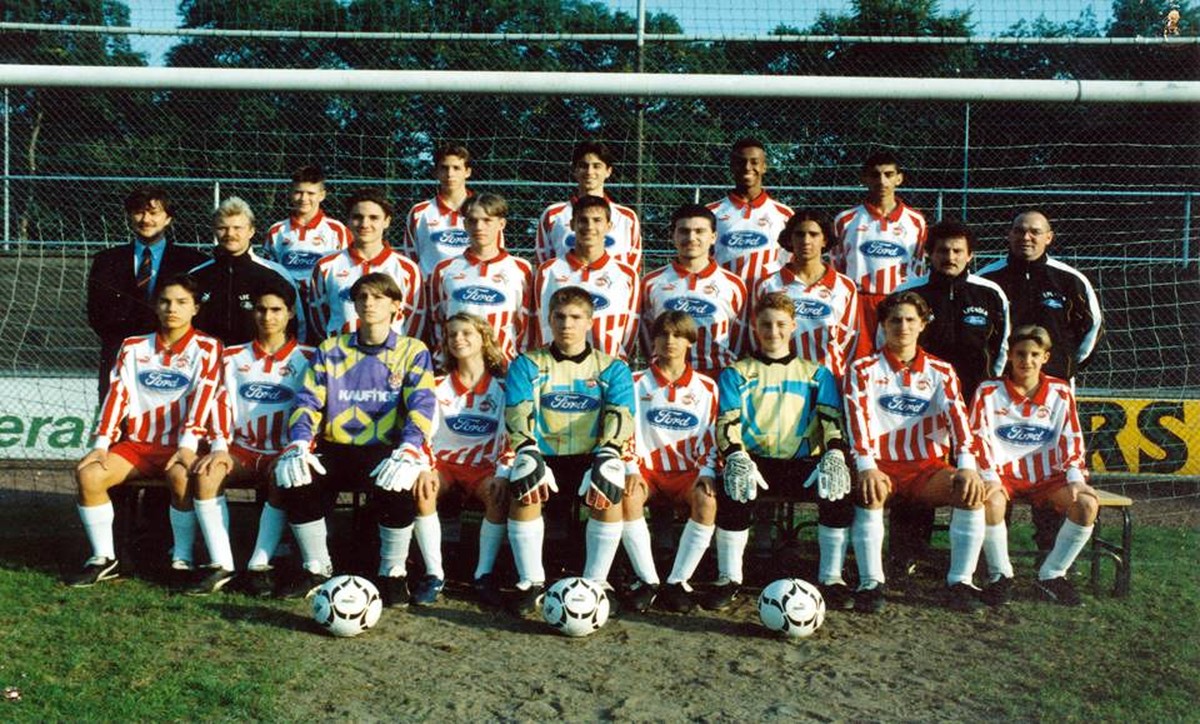 Auf Empfehlung eines Freundes wird Thomas Olschewski (v. Mitte), damals zehn Jahre alt, zum Probetraining beim 1. FC Köln eingeladen. Er bleibt bis zur A-Jugend beim "Effzeh".