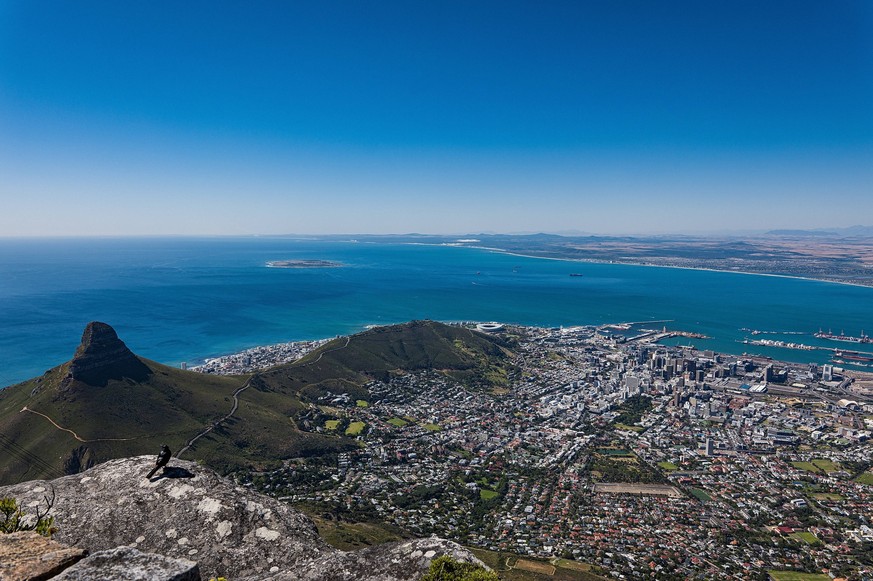 29.10.2023, xovx, Reise, Natur. Tafelberg Kapstadt Blick vom Tafelberg auf den Lions Head, Signal Hill und auf Kapstadt. Der Tafelberg liegt im Westen Kapstadts nahe dem Atlantischen Ozean. Zum Massiv ...