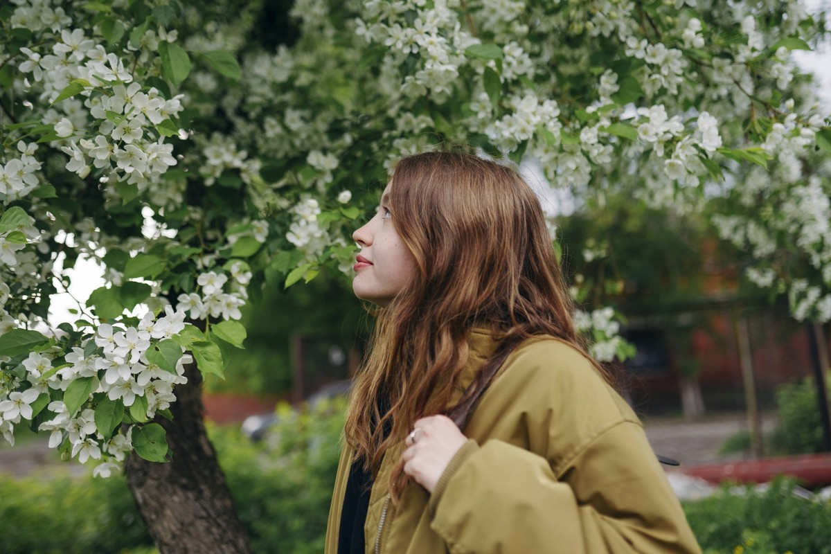 Beautiful woman near blossom tree at springtime model released, Symbolfoto, VCF00531