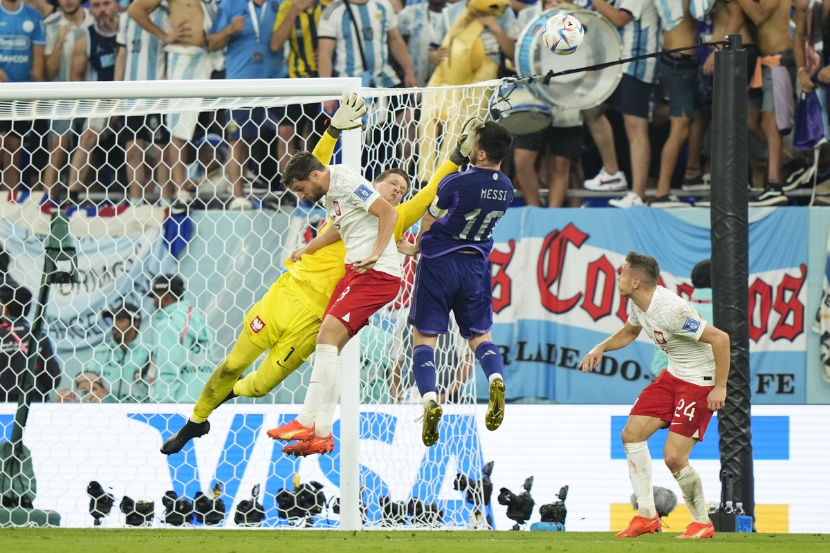 Poland v Argentina: Group C - FIFA World Cup, WM, Weltmeisterschaft, Fussball Qatar 2022 Wojciech Szczesny goalkeeper of Poland and Juventus FC make penalty over Lionel Messi right winger of Argentina ...
