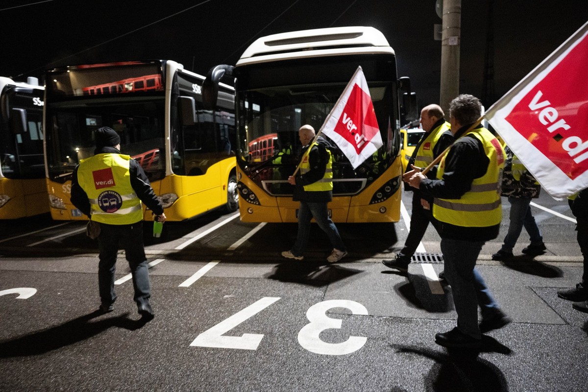 02.02.2024, Baden-Württemberg, Stuttgart: Teilnehmende eines Warnstreiks im öffentlichen Nahverkehr stehen in einem Busdepot der Stuttgarter Straßenbahnen AG (SSB). In dem bundesweit in regionalen Ver ...