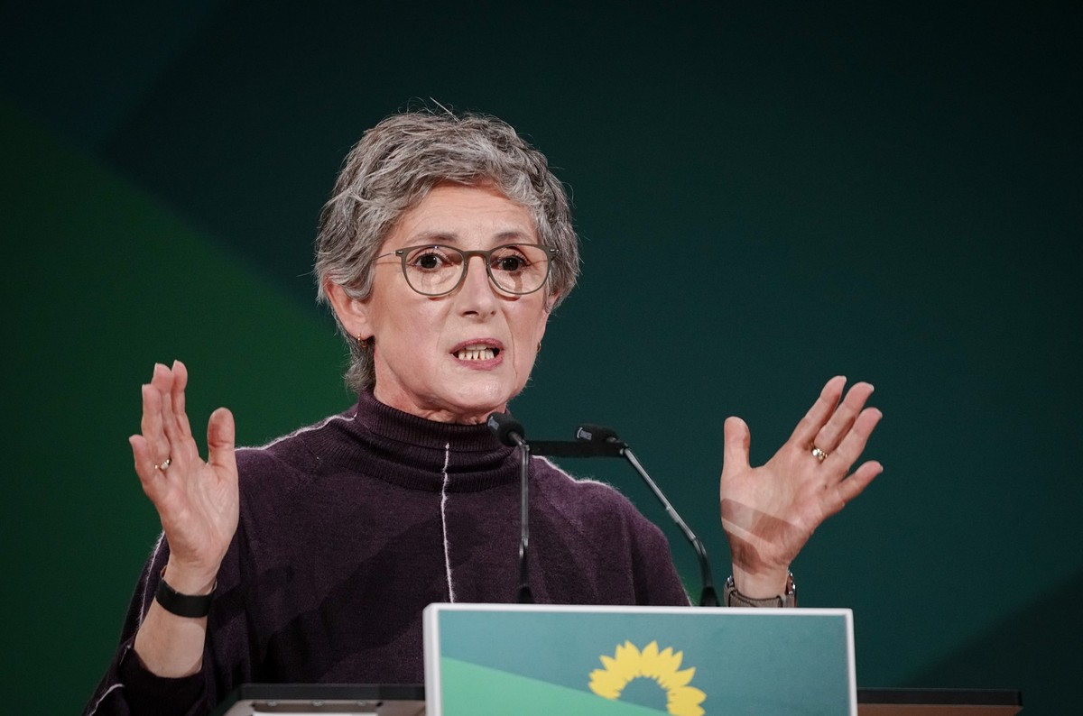 15.10.2022, Bonn: Britta Haßelmann, Fraktionsvorsitzende von Bündnis 90/Die Grünen, spricht beim Bundesparteitag von Bündnis 90/Die Grünen zu den Delegierten. Die Bundesdelegiertenkonferenz dauert bis ...