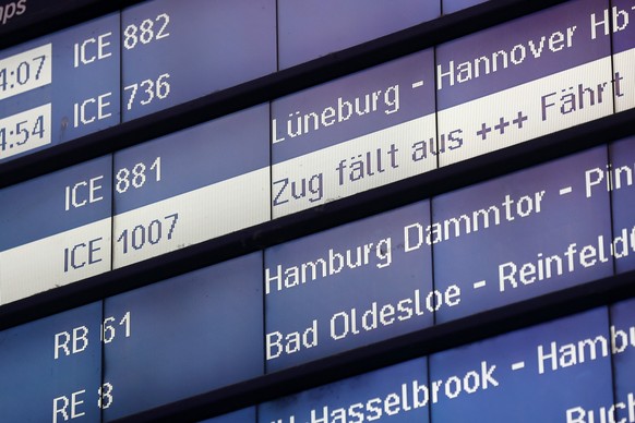 07.12.2023, Hamburg: Ein Zugausfall wird auf einer Anzeigentafel im Hauptbahnhof angezeigt. Die Gewerkschaft Deutscher Lokomotivf�hrer (GDL) beginnt am Abend einen 24-st�ndigen Warnstreik. Foto: Bodo  ...