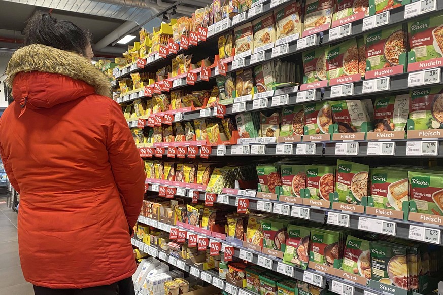 VERBRAUCHERPREISE: Inflation in Deutschland im Januar hoeher als erwartet. Eine Frau steht vor einem regal mit Fix Produkten und nd blickt gebannt auf die Preise, Preisschild,Preisaushang,Knorr,Maggi. ...