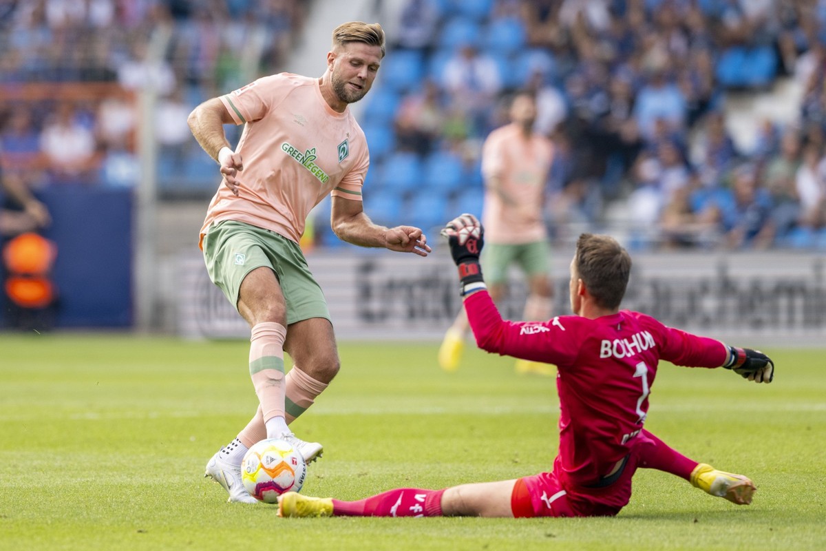 03.09.2022, Nordrhein-Westfalen, Bochum: Fußball: Bundesliga, VfL Bochum - SV Werder Bremen, 5. Spieltag, Vonovia Ruhrstadion: Bremens Niclas Füllkrug (l) scheitert an Bochums Torwart Manuel Riemann.  ...