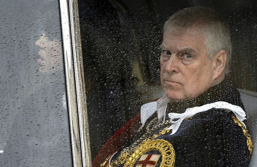 ARCHIV - 06.05.2023, Großbritannien, London: Prinz Andrew, Duke of York, verlässt Westminster Abbey nach der Krönungszeremonie des britischen Königs Charles und der Königin Camilla. (zu dpa &quot;Stop ...