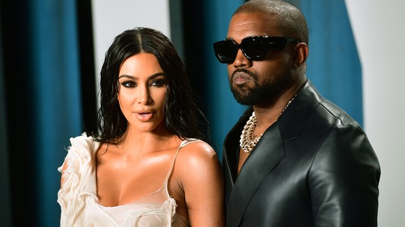 ARCHIV - 10.02.2020, VS, Los Angeles: Kim Kardashian, Reality-TV-Star en Unternehmerin, en ihr Mann Kanye West, Musiker, kommen zu der Oscar-Party von Vanity Fair im Wallis Annenberg Center for the ...