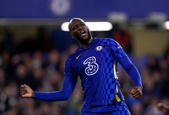 ARCHIV - 29.12.2021, Gro�britannien, London: Fu�ball: Premier League, England, FC Chelsea - Brighton &amp; Hove Albion, 20. Spieltag an der Stamford Bridge Chelseas Romelu Lukaku jubelt nach seinem Tr ...