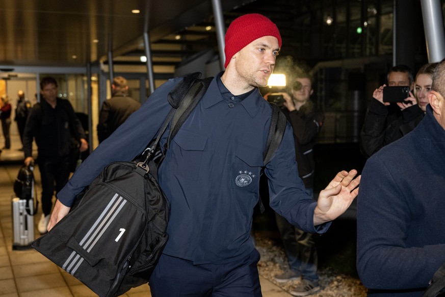 02.12.2022, Bayern, München: Fußball, WM in Katar, Deutschland, Nationalmannschaft, Rückkehr DFB, Torwart Manuel Neuer kommt am Flughafen München an. Nach dem Aus in der Vorrunde reist das Team zurück ...