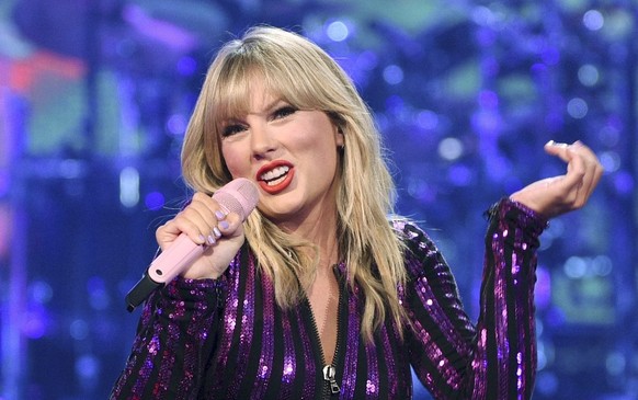 ARCHIV - 10.07.2019, USA, New York: Taylor Swift, Country-Pop-S�ngerin aus den USA, singt beim Prime Day-Konzert von Amazon Music im Hammerstein Ballroom in New York City. (zu dpa &quot;MTV Europe Mus ...