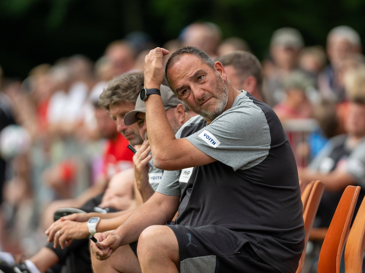 Frank Schmidt FC Heidenheim, Chef-Trainer, GER, SV Mergelstetten 1879 vs. FC Heidenheim 1846, Fussball, Testspiel, Jubilaeum, Spielzeit 2023/2024, 16.07.2023, DFB/DFL regulations prohibit any use of p ...