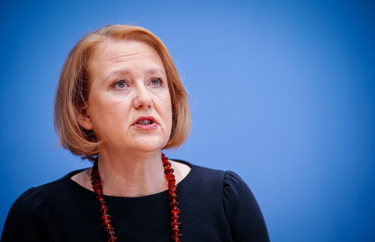 ARCHIV - 24.11.2022, Berlin: Lisa Paus (Bündnis 90/Die Grünen), Bundesministerin für Familie, Senioren, Frauen und Jugend, bei einer Pressekonferenz. (zu dpa: «Hand vor dem Mund: Deutsche Politiker lo ...