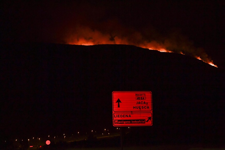 16.06.2022, Spanien, Liedena: Rauch und Feuer steigen von der Spitze eines H