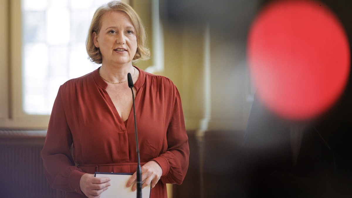 Katharina Guenther-Wuensch nicht im Bild, Senatorin fuer Bildung, Jugend und Familie, Lisa Paus, Bundesministerin fuer Familie, Senioren, Frauen und Jugend, und Kai Wegner nicht im Bild, Regierender B ...