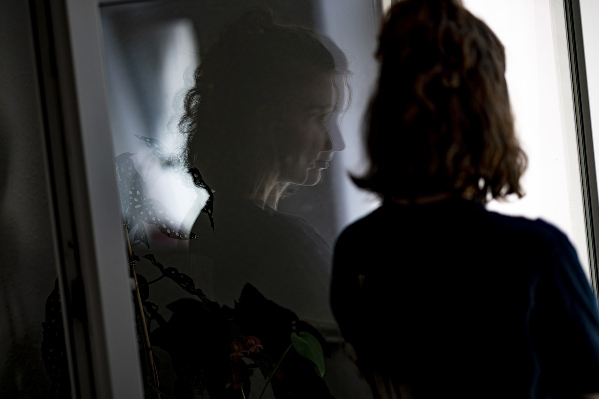 ARCHIV - 13.07.2021, Berlin: ILLUSTRATION - Eine Frau steht in ihrer Wohnung an einem Fenster. (gestellte Szene) (zu dpa: �Depressionen bei jungen Bayern nehmen zu�) Foto: Fabian Sommer/dpa +++ dpa-Bi ...