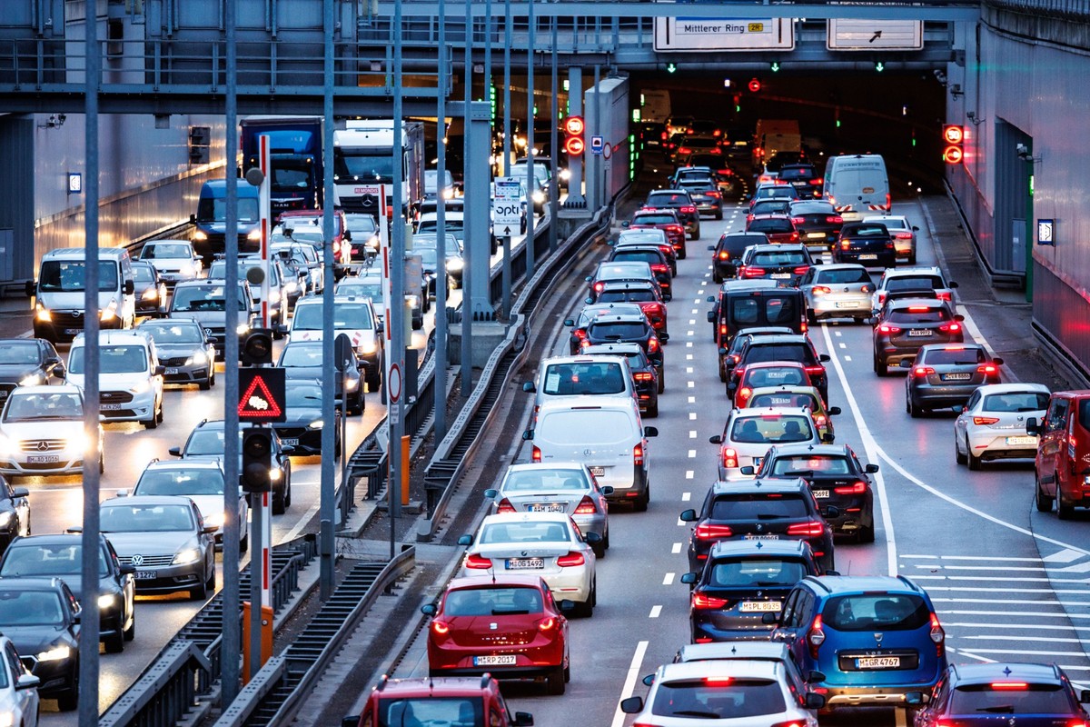 ARCHIV - 09.01.2023, Bayern, München: Der Verkehr staut sich im Berufsverkehr am Morgen am Tunnel Heckenstallerstraße auf dem Mittleren Ring. (zu dpa: «Umwelthilfe: Fachbeamte forderten vergeblich Die ...