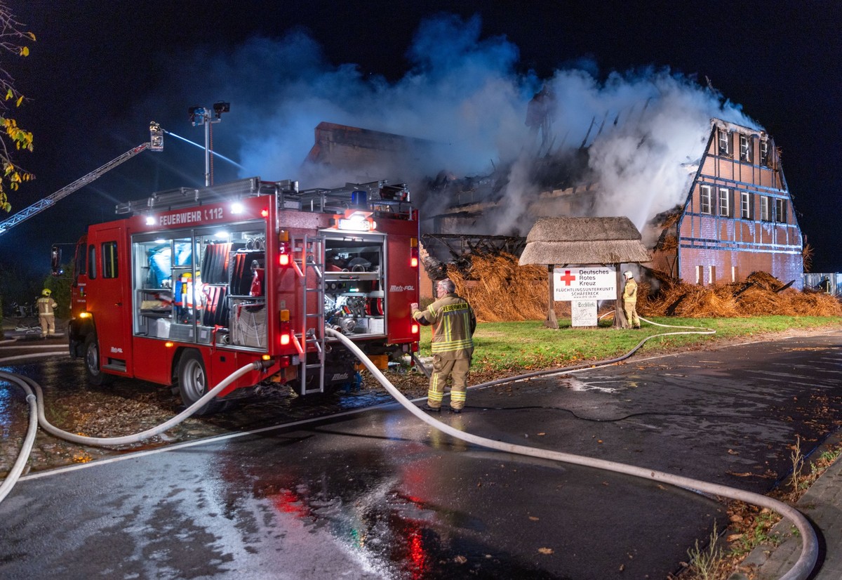 20.10.2022, Mecklenburg-Vorpommern, Groß Strömkendorf: Feuerwehrleute löschen den Brand in einem Hotel in dem Geflüchtete aus der Ukraine untergebracht waren. Durch einen Brand ist eine Unterkunft für ...