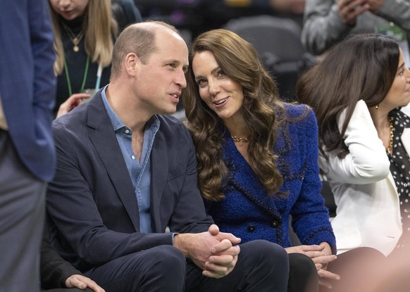 . 30/11/2022. Boston, United States. Prince William and Kate Middleton, the Prince and Princess of Wales, watch a Boston Celtics basketball game , on day one of their three day visit to the United Sta ...