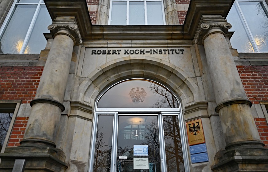 03.02.2023, Berlin: Der Eingang zum Robert Koch-Institut (RKI). Das RKI hat das Corona-Risiko von hoch auf moderat herabgestuft. Foto: Philipp Znidar/dpa +++ dpa-Bildfunk +++