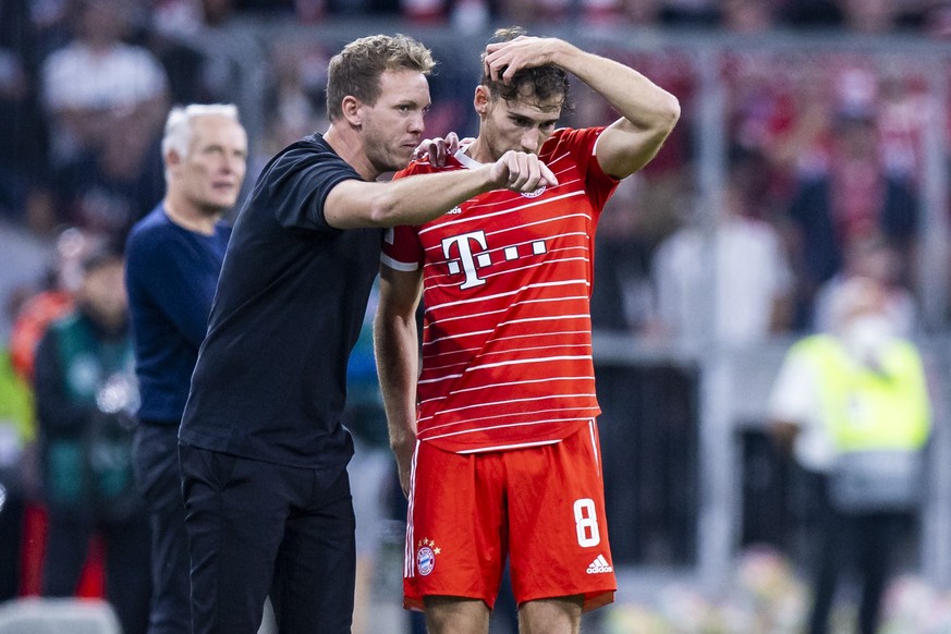 ARCHIV - 16.10.2022, Bayern, München: Fußball: Bundesliga, Bayern München - SC Freiburg, 10. Spieltag, Allianz Arena. Münchens Trainer Julian Nagelsmann (l) spricht mit Münchens Leon Goretzka (r). Nac ...