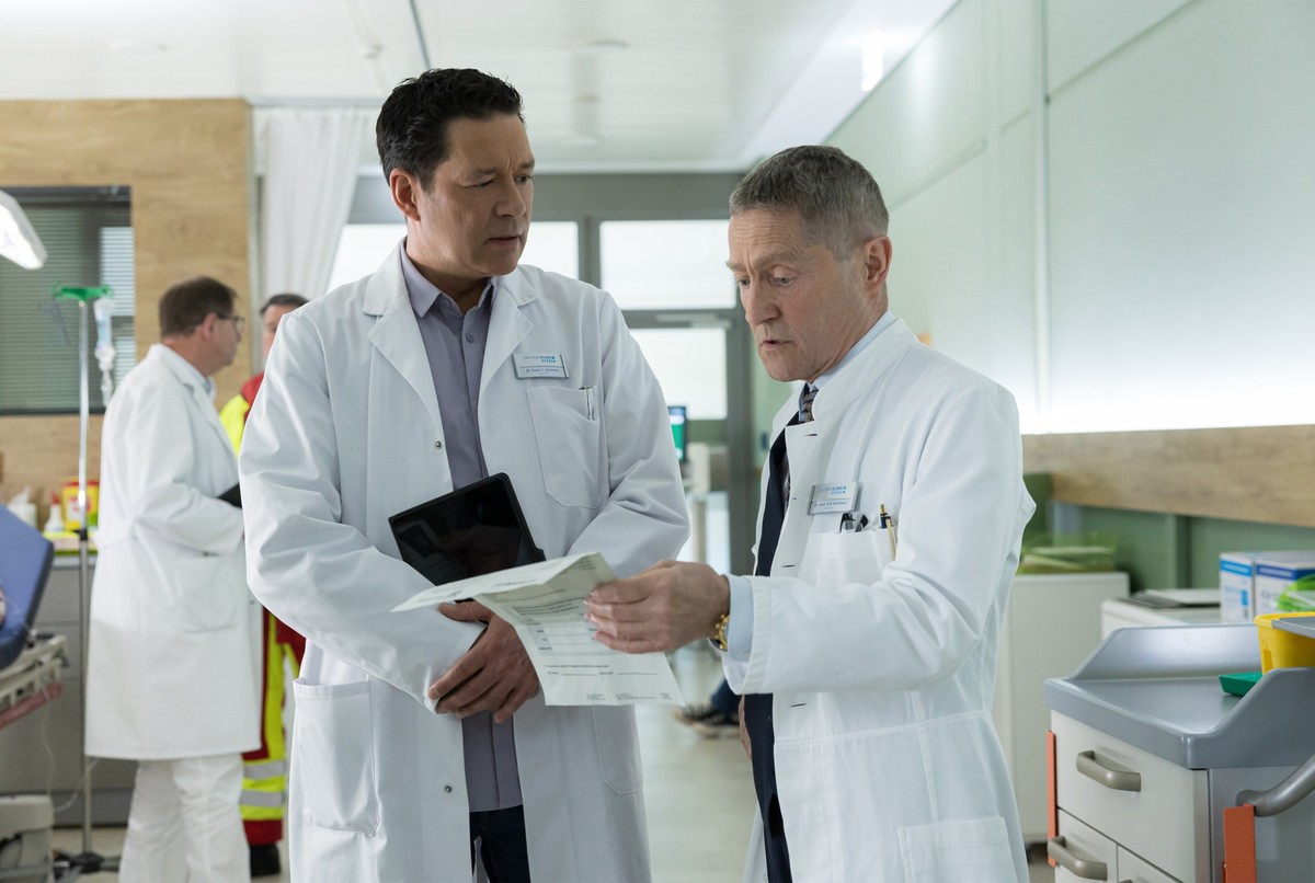 ARD/MDR IN ALLER FREUNDSCHAFT 1078, &quot;Auf Leben und Tod&quot;, am Dienstag (14.01.25) um 21:00 Uhr im ERSTEN. Ab 17.12.2024, 21:00 Uhr in der ARD-Mediathek.
Dr. Rolf Kaminski (Udo Schenk, re.) ist ...