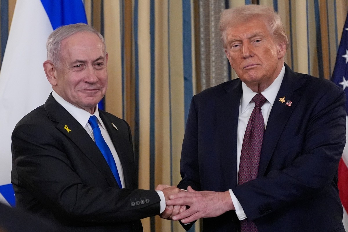 29.09.2025, USA, Washington: Israels Ministerpräsident Benjamin Netanjahu schüttelt US-Präsident Donald Trump nach einer Pressekonferenz im State Dining Room des Weißen Hauses die Hand. Foto: Alex Bra ...