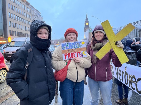 Mega, Alex und Paula (von links) bekunden in Hamburg ihre Solidarität mit den Aktivist:innen von Lützerath.