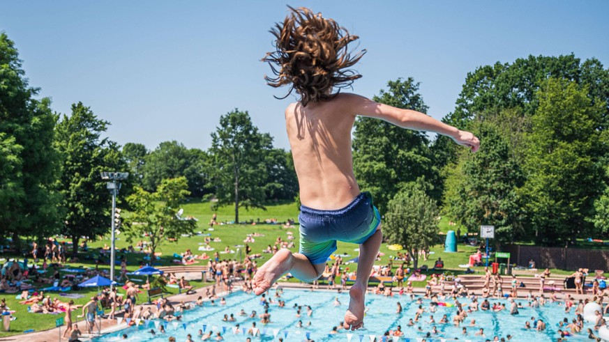 Brühende Hitze: Impressionen aus dem Möhringer Freibad - Bei fast 30 Grad im Wasser und 35 außerhalb Brühende Hitze: Impressionen aus dem Möhringer Freibad - Bei fast 30 Grad im Wasser und 35 außerhal ...