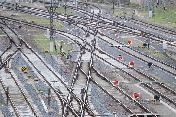 ARCHIV - 21.03.2023, Sachsen, Dresden: Gleise am Hauptbahnhof Dresden . (zu dpa: «Koalition will mehr Klimaschutz im Verkehr voranbringen») Foto: Sebastian Kahnert/dpa +++ dpa-Bildfunk +++