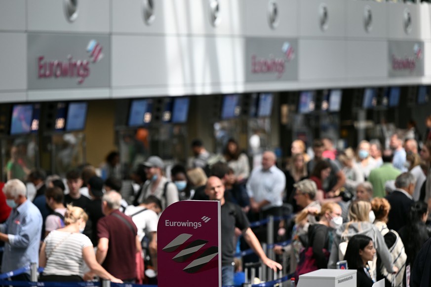 Dichtes Gedränge an Check-In-Schaltern an den Flughäfen in Deutschland: Aufgrund von Personalmangel ist keine Besserung in Sicht.