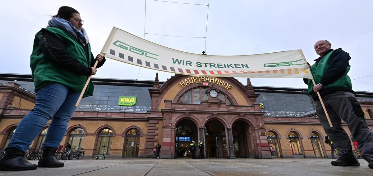 24.01.2024, Th�ringen, Erfurt: Gewerkschaftsmitglieder stehen mit einem Transparent mit der Aufschrift &quot;Wir streiken&quot; vor dem Erfurter Hauptbahnhof. Die Gewerkschaft Deutscher Lokomotivf�hre ...