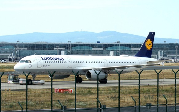 Flughafen Frankfurt Rhein-Main. Frankfurt Airport. Ein Airbus A321-200 der Lufthansa mit Beinamen Göppingen, wird zu einer Parkposition auf dem Südteil des Airport geschleppt.