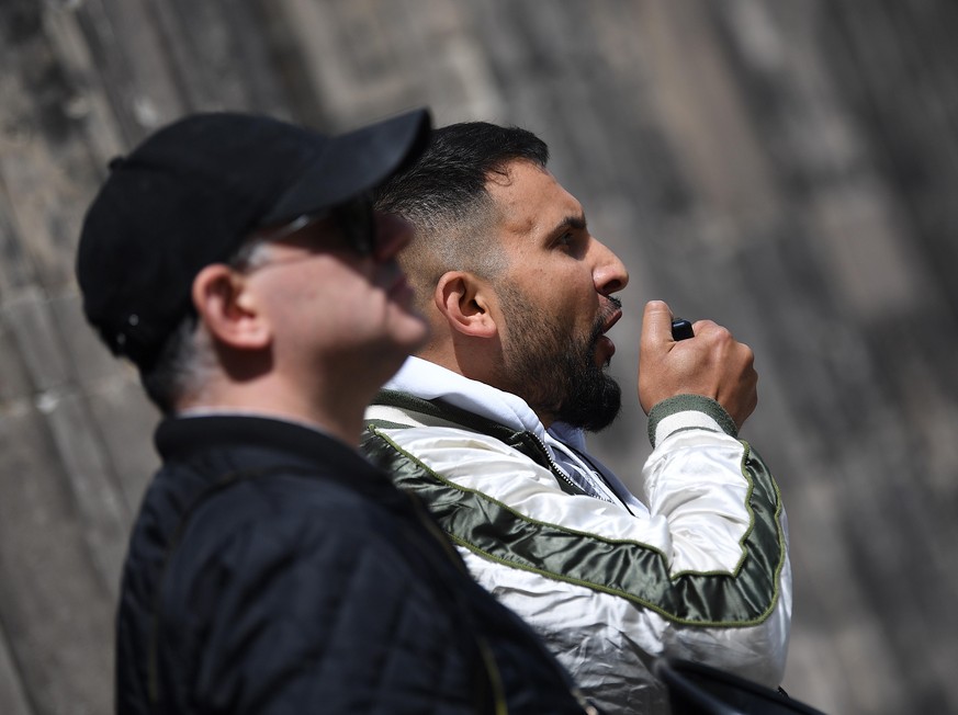 06.06.2020, Berlin: Attila Hildmann (r), Kochbuchautor, spricht bei einer Demonstrationen gegen die Corona-Einschränkungen vor dem Altem Museum. 

welt “ vegane produkte kontakt juni