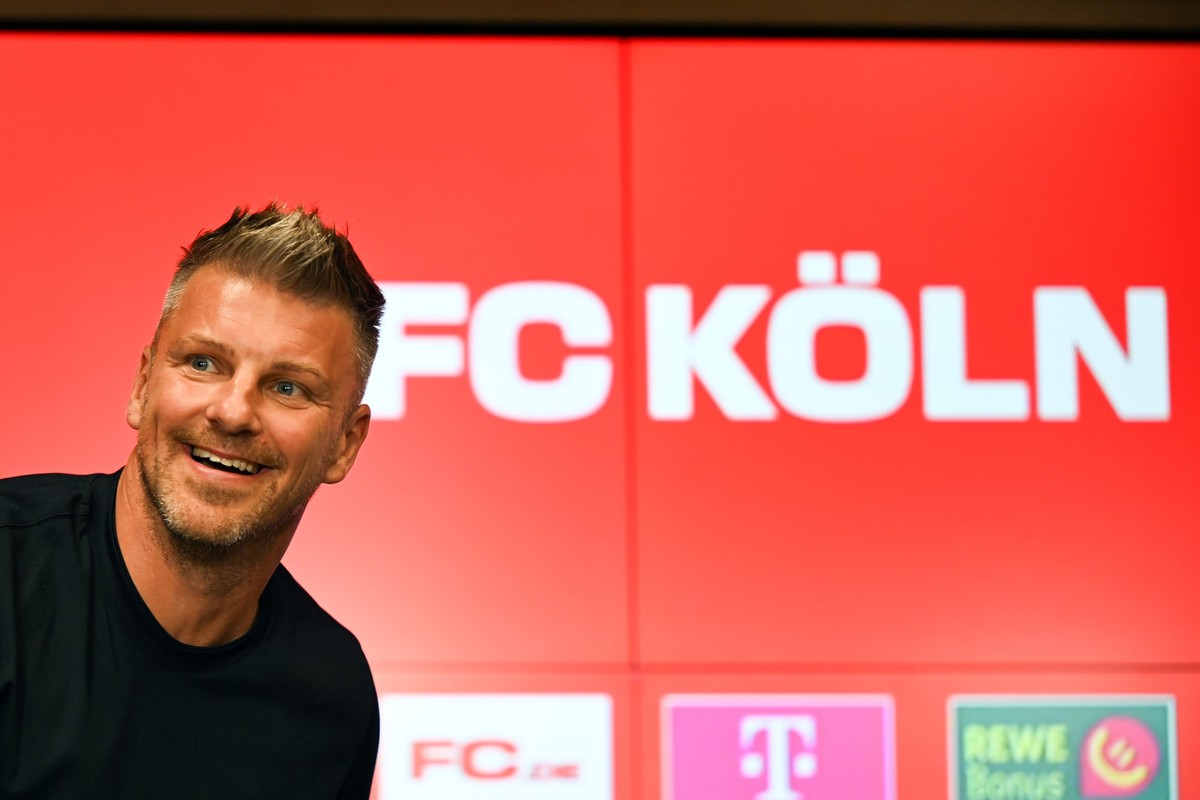 25.06.2025, Nordrhein-Westfalen, Köln: Fußball: Bundesliga, Offizielle Vorstellung von Lukas Kwasniok als Trainer des 1. FC Köln. Lukas Kwasniok, neuer Trainer des 1. FC Köln, kommt zur Pressekonferen ...
